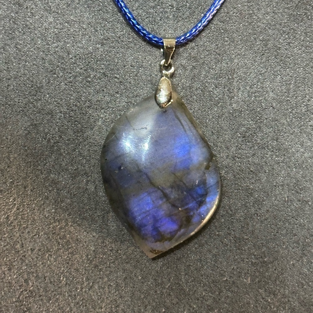 Blue Flash Labradorite Pendant Necklace - Picture 8 of 9